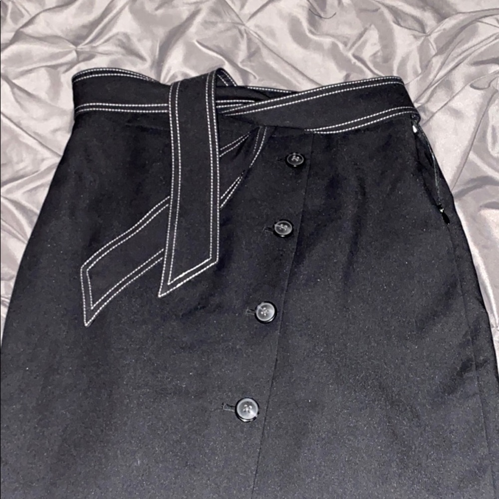 Cute White House black market skirt!
